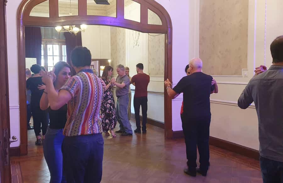 Buenos Aires: Group tango class with mate and snacks - The second hour: practice with teachers nearby