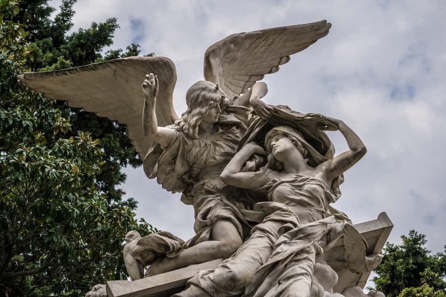 Buenos Aires: La Recoleta Cemetery Guided Tour in English - Recoleta Cemetery in 2 Hours: Why a Cemetery Tour Works