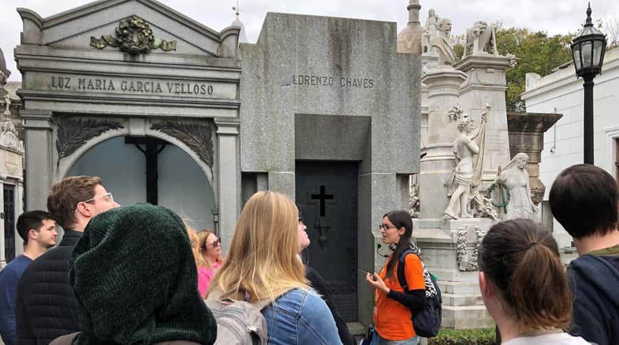 Buenos Aires: La Recoleta Cemetery Guided Tour in English - Walking Among 4,000+ Mausoleums: What the Guide Helps You See