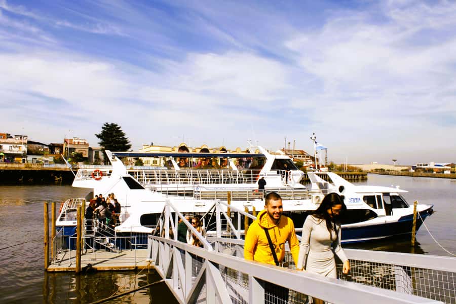 Buenos Aires: Navigation from Pto. Madero to La Boca - The 40-minute cruise: audio guide, wind, and your best photo angles