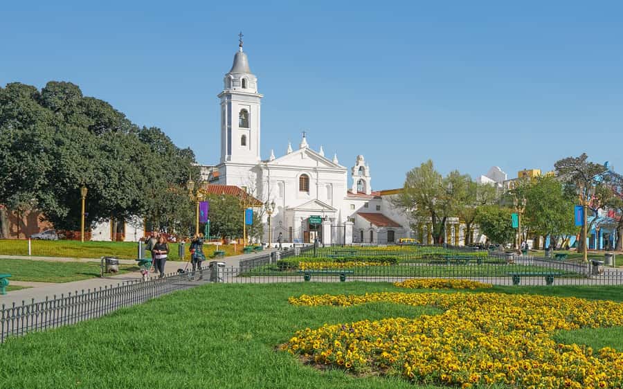 Buenos Aires: Recoleta and Retiro Tip Based Walking Tour - Av. 9 de Julio to Plaza San Martín: Scale Hits You First