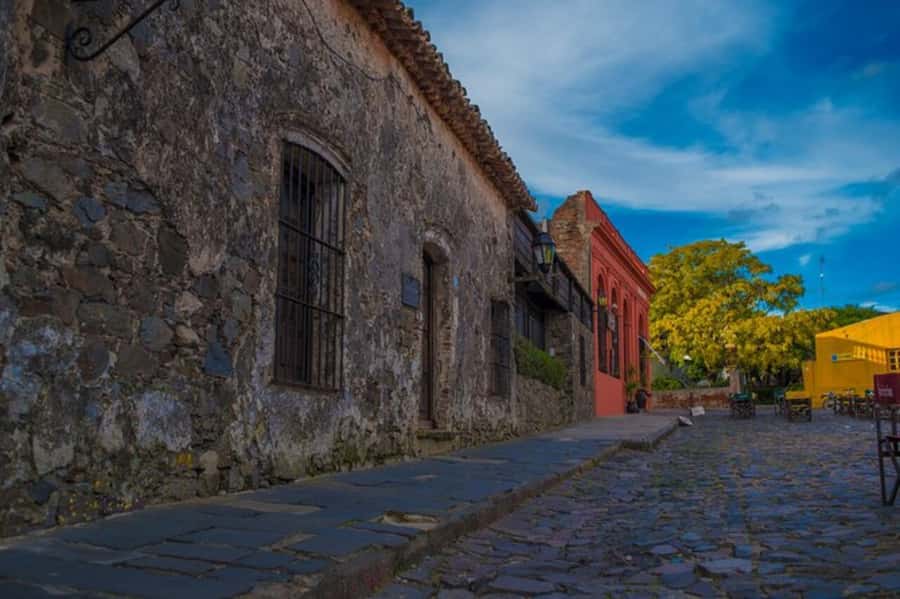 Colonia del Sacramento: Small-Group Day Trip - Calle de los Suspiros and Plaza Mayor: the street stories that stick
